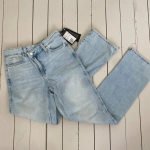 Weekday jeans  - Helt nya raka Weekday jeans med slits på botten. Oanvända, nyskick 