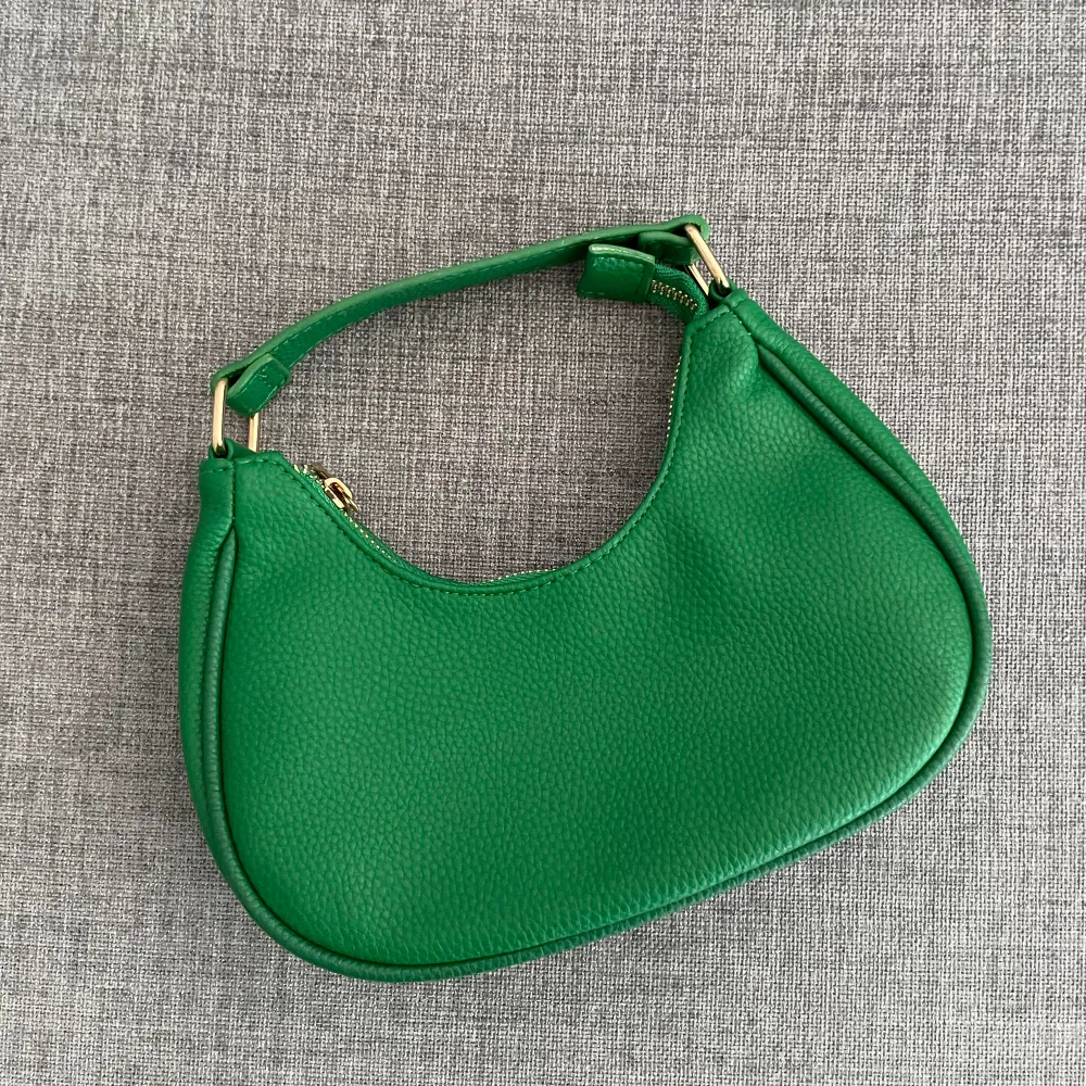 Grön miniväska från bikbok Använd typ 2 gånger bara. Som ny . Väskor.