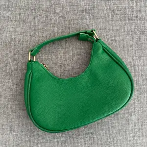Grön miniväska från bikbok Använd typ 2 gånger bara. Som ny 