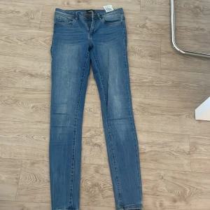 Blåa jeans - Blåa skinny jeans från Vero Moda. Har används ca 4 gånger och är i bra skick. Storlek S/34.