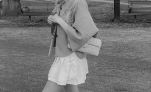 Brandy Melville tennis kjol - Säljer denna super söta tennis kjol från brandy Melville i off white färg!  Använd 1-2 ggr så finns inga direkta tecken på användning! Kjolen kommer med shorts under den! 