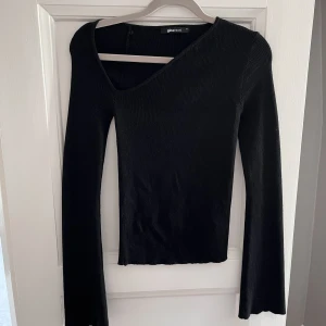 Assymetrisk tröja - Använd 1-2 gånger, stickat material