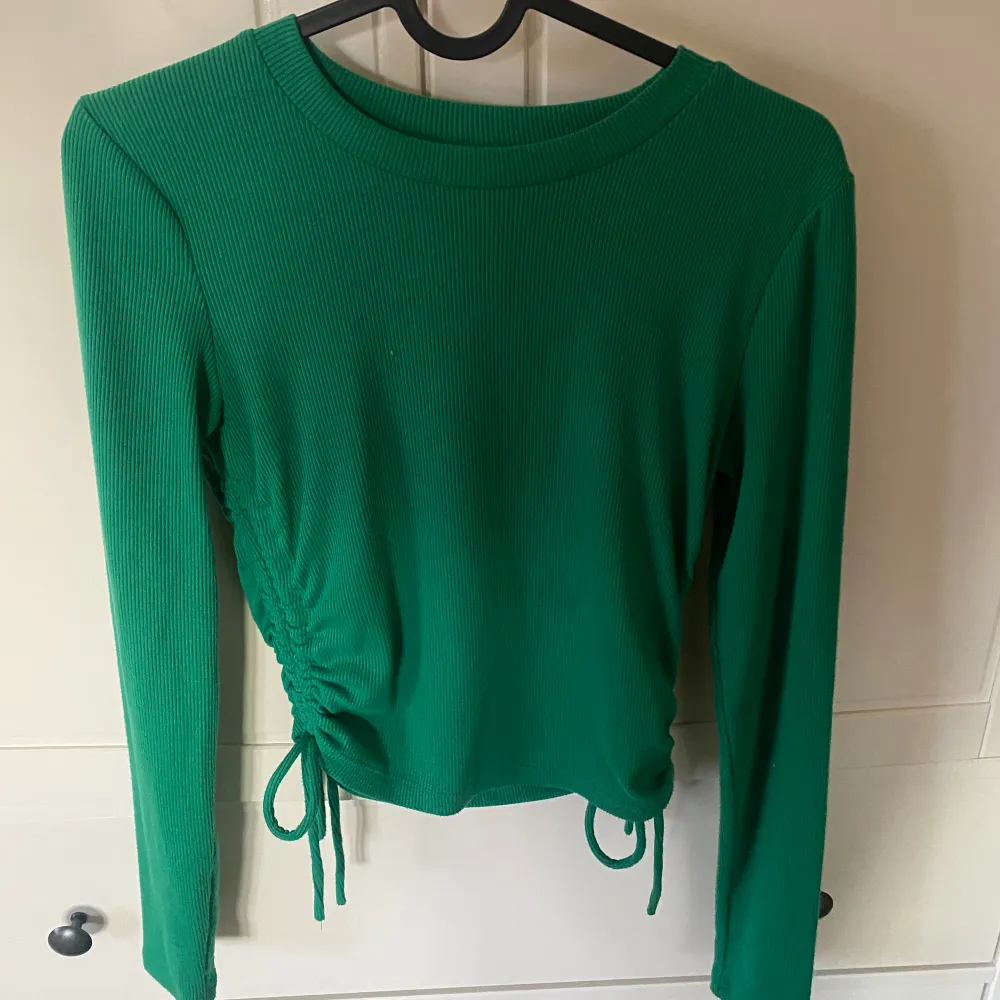 säljer denna gröna croppade tröjan från zara i strl S.. T-shirts.