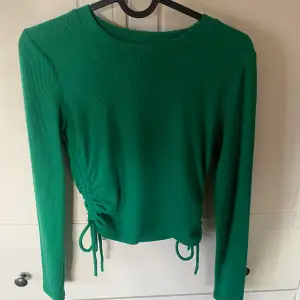 säljer denna gröna croppade tröjan från zara i strl S.