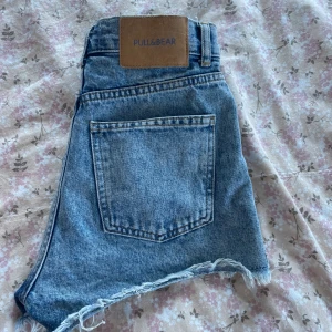 Jeans shorts  - Säljer mina absoluta favorit shorts från Pull and bear då de tyvärr har blivit för små för mig🥲använda mycket men fortfarande mycket bra skick💞 använd gärna köp nu:) 