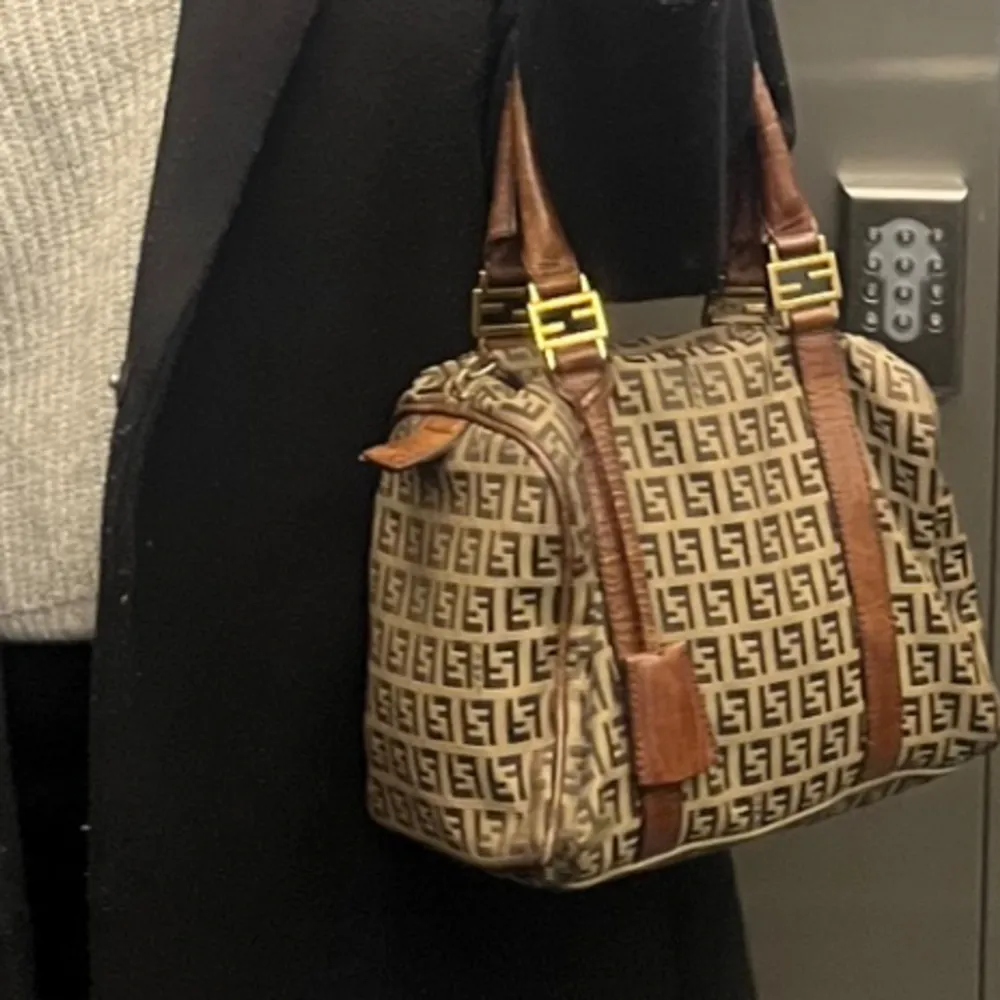 Hej säljer nu min fina bruna handväska från fendi, köpt på vestire. Den har lite slitningar här och där som infogat på bilder.. men en allmänt fin snygg väska!! 🫶🏼🫶🏼 skriv för mer bilder eller info!! 🩷. Väskor.