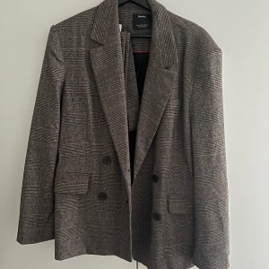 Kavaj  - Säljer denna kavaj som även funkar som jacka nu till våren, köpt från Bershka i storlek L, säljer för att den inte används tillräckligt!