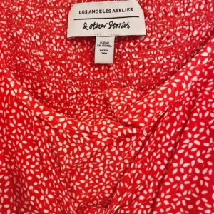 kjol och top (set) från & other stories - Säljer detta set med kjol och top från märker & other stories.  Kjolen är i strl 38 och top i strl 42. Då kjolen knyta kan den göras både större och mindre.  Använt 1 gång, så i nyskick. Kvitto finns digitalt och kan skickas på begäran.  Priset är re