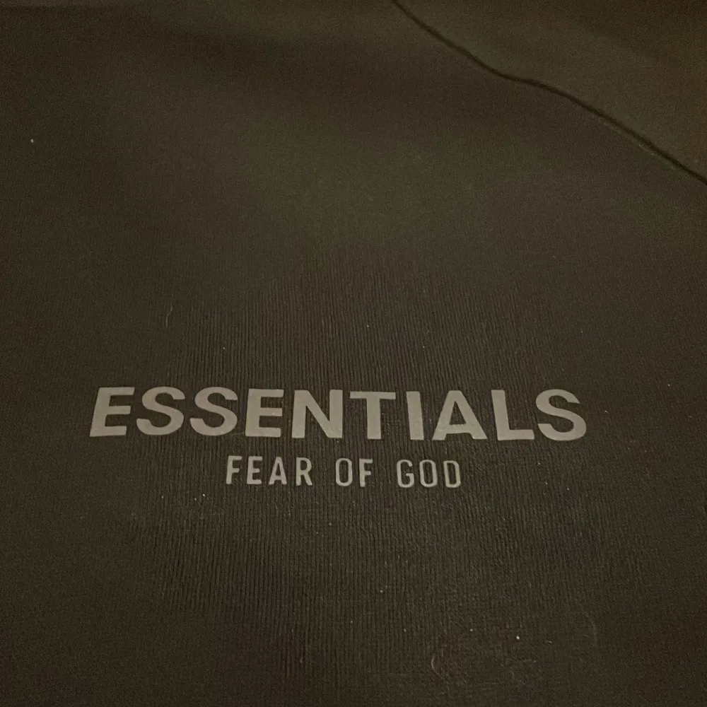 Comfort hoodie från Essentials Fear Of God. Kondition är helt ny, säljer pga. storleken. Lite mindre än vanlig Medium.  ⚠️Obs, snöre för hooden ingår ej då produkten inte inkluderade den, men eget snöre går att lägga in!. Hoodies.