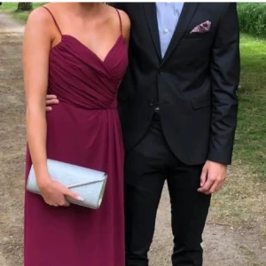 Balklänning - Säljer min fina balklänning från Hailey Paige🤍 endast använd en gång (köpare står för frakt💕) nypris: 2900 kr.