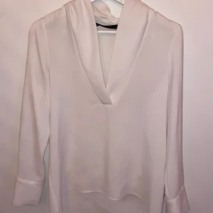 Blus Zara - Blus, S, fint skick.  Har en guldknapp på båda ärmsluten