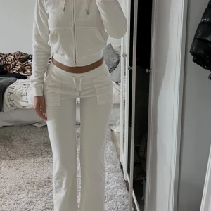 Vitt jucy sett - Jucy sett gammla modellen säljer båda delarna för 500 inget fel på dem dragtedjorna funkar ena knappen på bakfickan är borta men det är inget som märks annars inget fel.