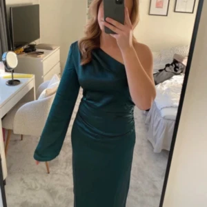 One shoulder satin klänning - Helt ny med prislapp på Jätte fin men tyvärr för stor därav säljer jag.  Från gina tricot 