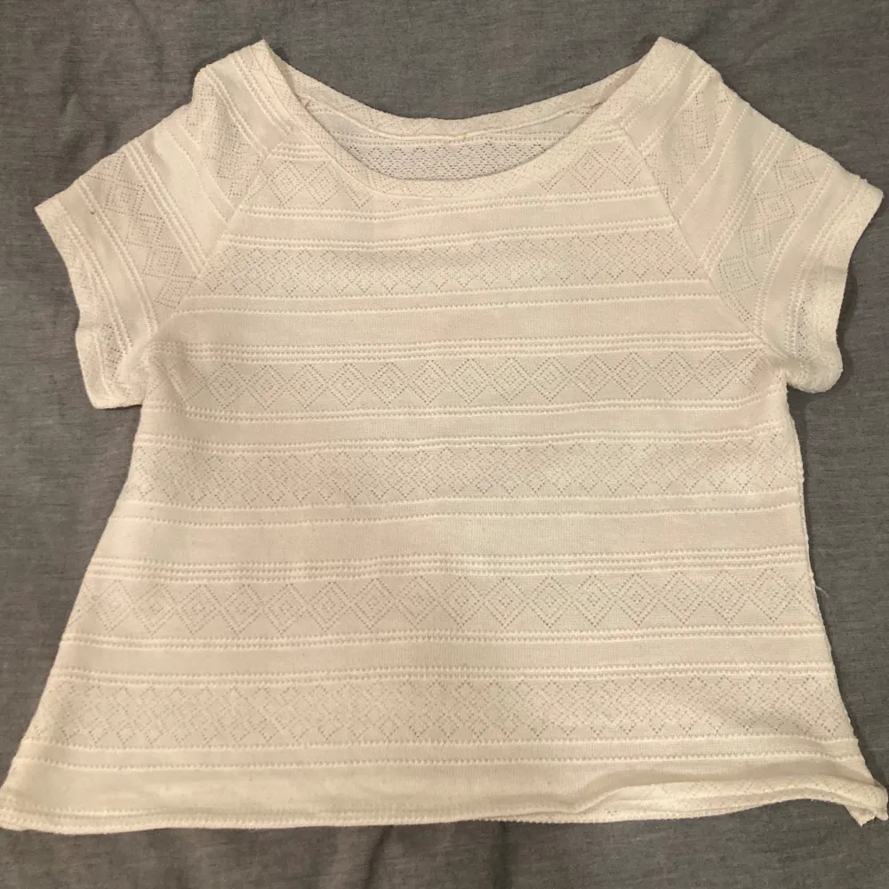 Säljer denna sommriga vita tshirten. Köpt secondhand, med bortklippt lapp men skulle säga att den är i storlek S. Har du några frågor om mått eller övrigt kontakta mig privat 💗. T-shirts.