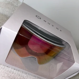 Skidglasögon  - Helt nya skidglasögon från Out Of, i färgen vit med violet/ rosa skärm.  Säljer dessa eftersom jag har redan ett par andra.🤍
