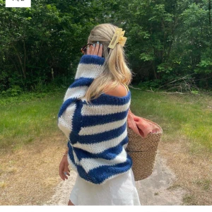 Randig stickad tröja - Säljer en randig stickad tröja från Design by si storlek xs/s då den inte kommer till användning. Använd fåtal gånger och är inprincip som ny. Nypris är 529kr och jag säljer för 300 💙