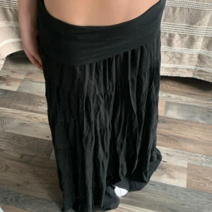 Kjol - En svart lång rynkad kjol som du både kan välja ha högmidjad / lågmidjad. Om du vill kan du även bära den som klänning. Fler bilder? Skicka ett pm 💕