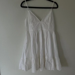 Vit klänning  - Vit zara klänning. Aldrig använd!!