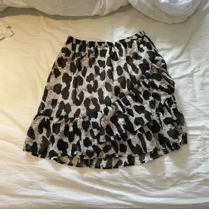 Jättefin Leopard kjol med volanger💕 storlek 36/s. Jag säljer den för 250kr, pris kan diskuteras vid snabb affär💕vid andra frågor skriv till mig i chatten 💕