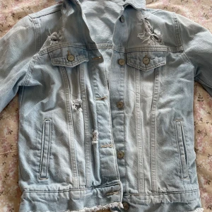 Jeansjacka  - Superfin jeans jacka som är perfekt till sommaren😍
