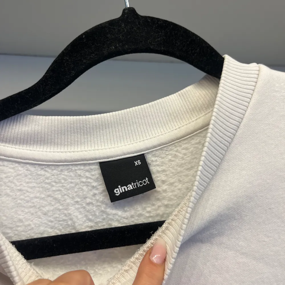 Sweatshirt som inte kommer till användning längre🎀 skriv privat för fler frågor . Tröjor & Koftor.