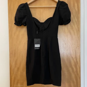 Klänning  - Jätte söt klänning från pretty little thing i xs prisplapp kvar så den var lite för stor 