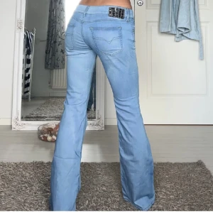 Diesel jeans - Jätte fina diesel jeans som ja köpte här på Plick i storlek 28 men ganska små i storleken! Midjemåttet rakt över är ca 37cm❤️(LÅNADE BILDER från hon ja köpte av)