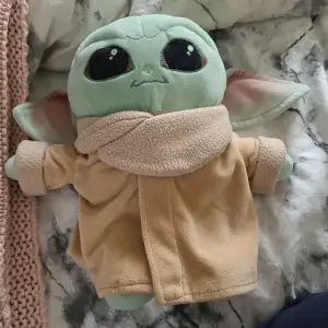 Säljer denna baby yoda ifrån star Wars köparen står för frakten 