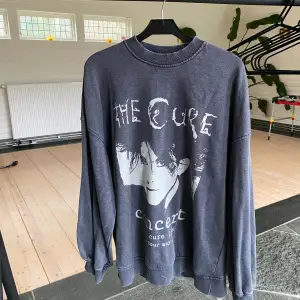 En grå the Cure sweatshirt från Hm i strl S! Tröjan är använd endast ett fåtal gånger och i mycket bra skick🤍 tröjan är superskönt och sitter något oversized💋