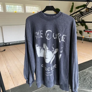 The Cure sweatshirt - En grå the Cure sweatshirt från Hm i strl S! Tröjan är använd endast ett fåtal gånger och i mycket bra skick🤍 tröjan är superskönt och sitter något oversized💋