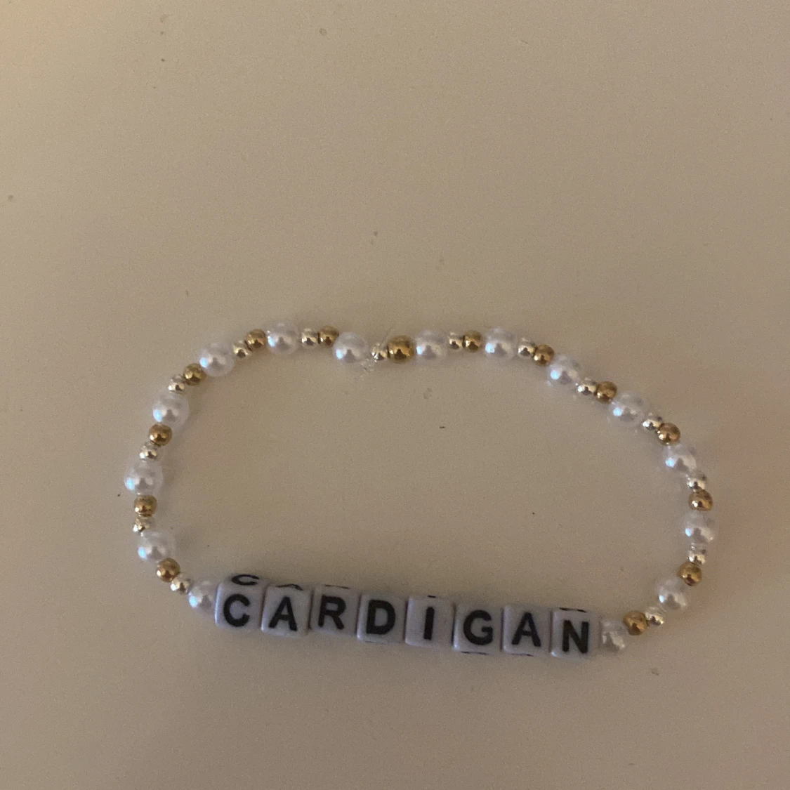 Cardigan armband