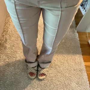 Lågmidjade bootcut jeans - Super snygga lågmidjade ”beige” bootcut jeans från h&m! 🤎🤍 Det är storlek 42 men sitter lite snyggt oversize på mig som brukar ha 36/38☺️
