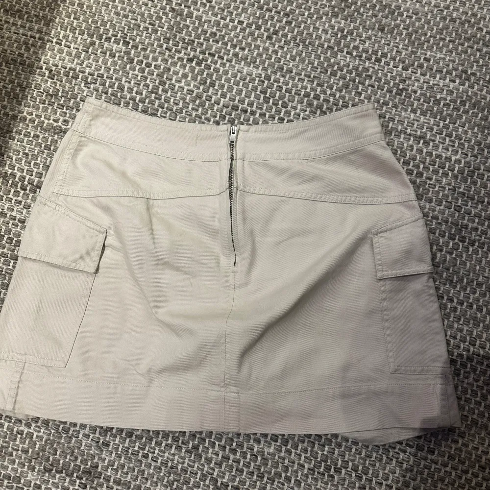 Oanvänt skick. Passar mig som normalt har storlek 38 i kjolar. Isabel Marant är små i storlek. . Hameet.