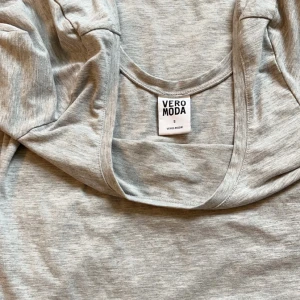 Kort grå klänning  - Klänningen är från Vero Moda och i storlek S 