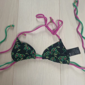 Bikini - Bikini överdel från hm i strl xs, jätte fin perfekt till stranden, obs bara överdel!