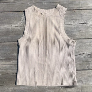 Zara topp🤍 - Superfin topp från zara i väldigt bra skick!🤍 perfekt nu på sommaren🌺 använd gärna köp nu🌟