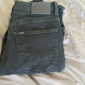 Svarta Lee jeans  - Storlek 175 skulle även passa 180 