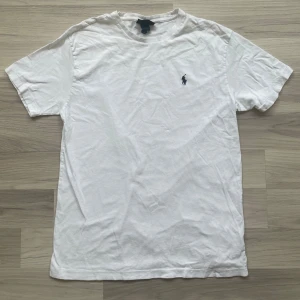 Ralph lauren t-shirt - Säljer denna feta Ralph lauren t-shirten perfekt för sommaren | 8/10 skick, inga skador eller defekter | Hör gärna av vid frågor och funderingar! (Priset är ej hugget i sten)