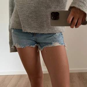 Blå jeansshorts som är högmidjade men ser jättebra ut med en tröja över eller nervikta! Använda men i bra skick, fransiga längst ner.🥰