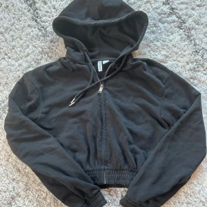 Hoodie - Säljer min sipp hoodie/ luvtröja med dragkedja från HM devided för att den är för liten och har bara hängt i garderoben. Storlek XS från devided avdelningen och den sitter kroppat, ganska kort