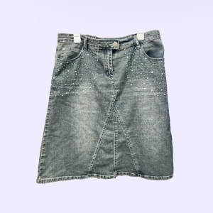 y2k jeanskjol ✨ - superfin jeanskjol med pärlor och plejetter köpt på humana. säljer då den inte kommer till användning<3