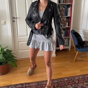 Faux läder/biker jacka - Kort bikerjacka från Zara i fuskläder i XS.