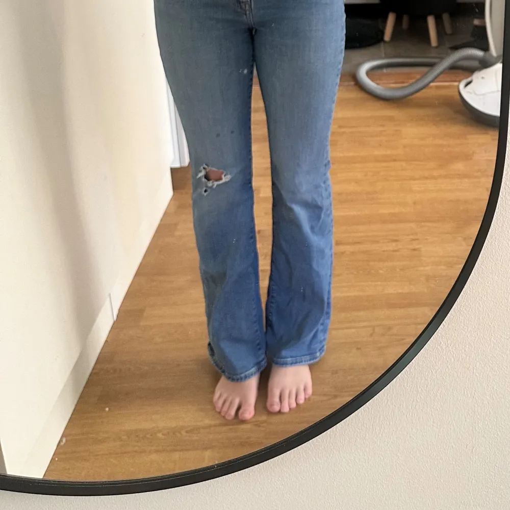 High rise bootcut  2 små fläckar som inte går bort i tvätten över vänstra knät . Jeans & Byxor.