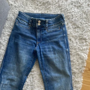 Blåa jeans! - Så fina blåa jeans, dem är i fint skick dock amdvända några gånger men inget slitet osv!🤍🫶🏼