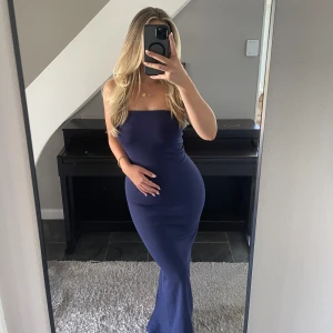 Populär blå bandeauklänning från NAKD - Maxiklänning från Nakd. Aldrig använd. Storlek XS, stor i storleken.  Nypris: 500 kr