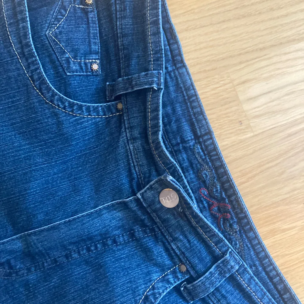 Jätte söta shorts som var jeans förut men klippte de! Har ingen anning vilket märke det är men de liknar miss me märket, kom gärna med frågor!! 💕. Shorts.