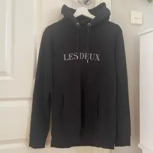 En otroligt snygg hoodie från Les Deux. En av mina absoluta favoriter men tyvärr för liten. Använt skick, men ändå otroligt sparsamt använd. Nypris ca 1000kr Storlek: S