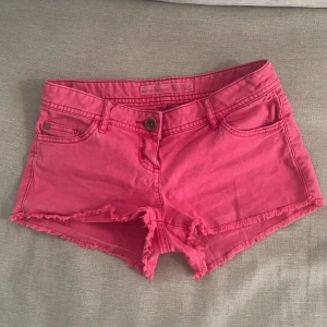 Säljer mina rosa lågmidjade jeansshorts🩷 - Säljer mina absolut ursnygga lågmidjade jeansshorts från TTdenim som inte säljs längre, inga defekter och ser som nya ut, storlek 25🩷🩷