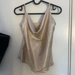 Silk topp - Trendig silk topp, vet tyvärr inte vart den är köpt.
