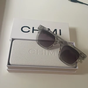 Chimi 04 Grey - Tja! Jag säljer mina knappt använda Chimi 04 Grey då jag inte använder de så mycket längre. Glasögonen är nästan nyskick då de bara använts en sommar väldigt försiktigt. Alla original tillbehör finns med och putsduken är inte använd än (inplastad)